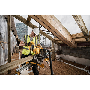 DEWALT XR FLEXVOLT 216 MM AFKORT-/VERSTEKZAAG 54V DCS777N-XJ